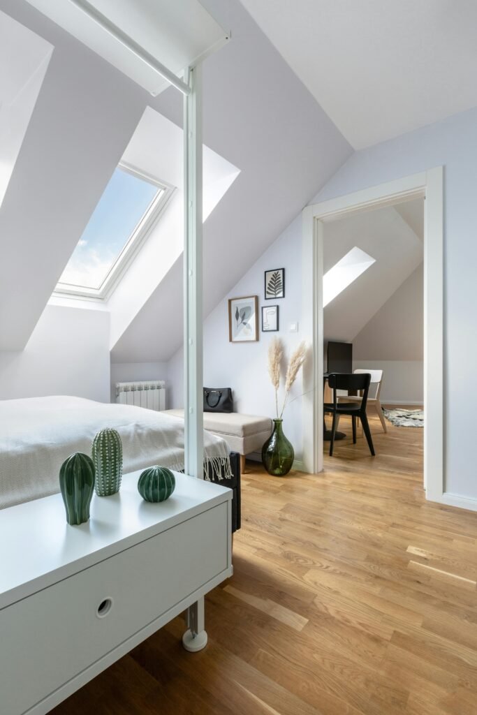 modern attic bedroom renovation with skylight Bright modern attic bedroom with skylight
